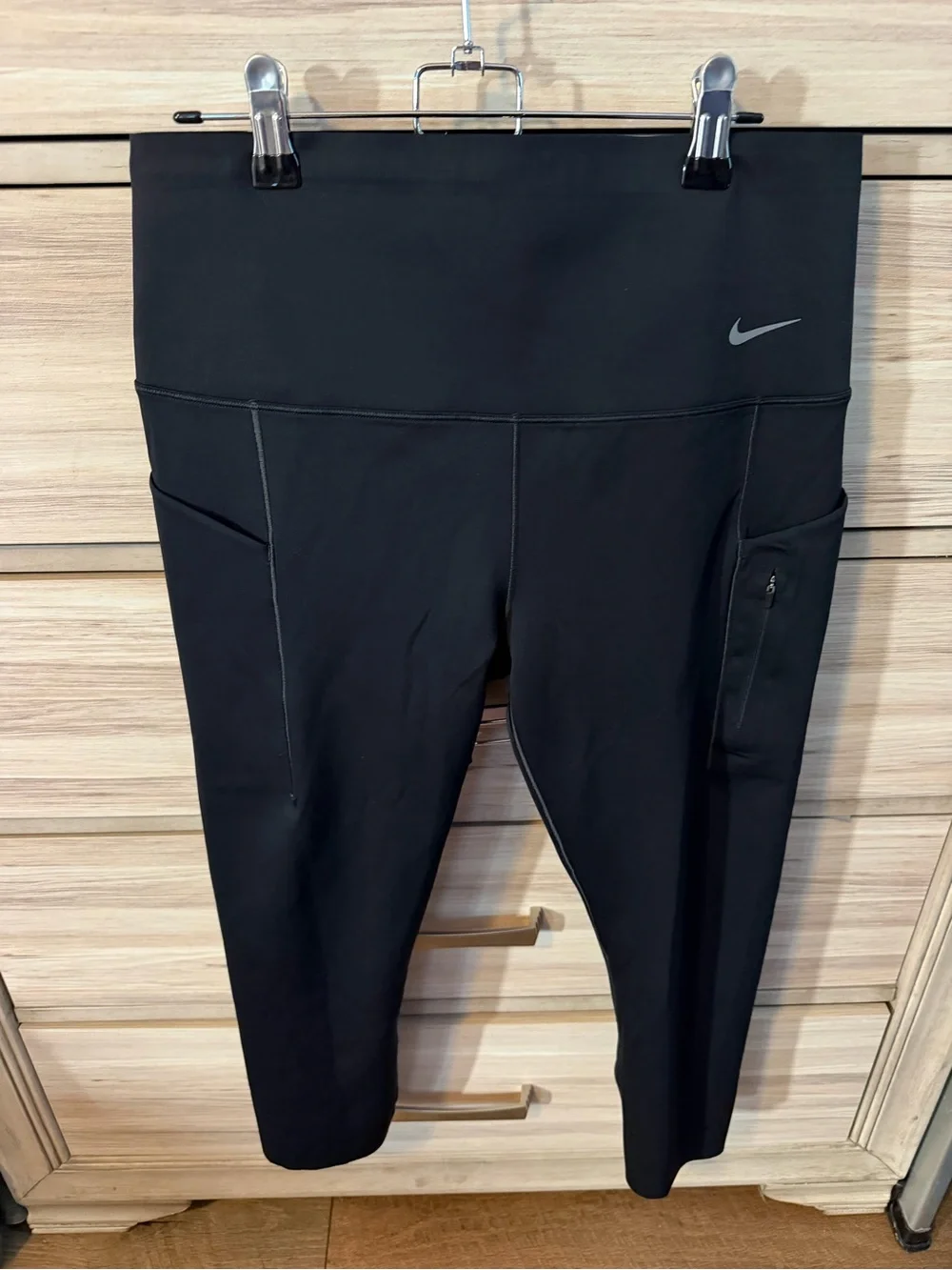 Nike Women’s Black High Rise Ankle Leggings with Side Pockets- Large